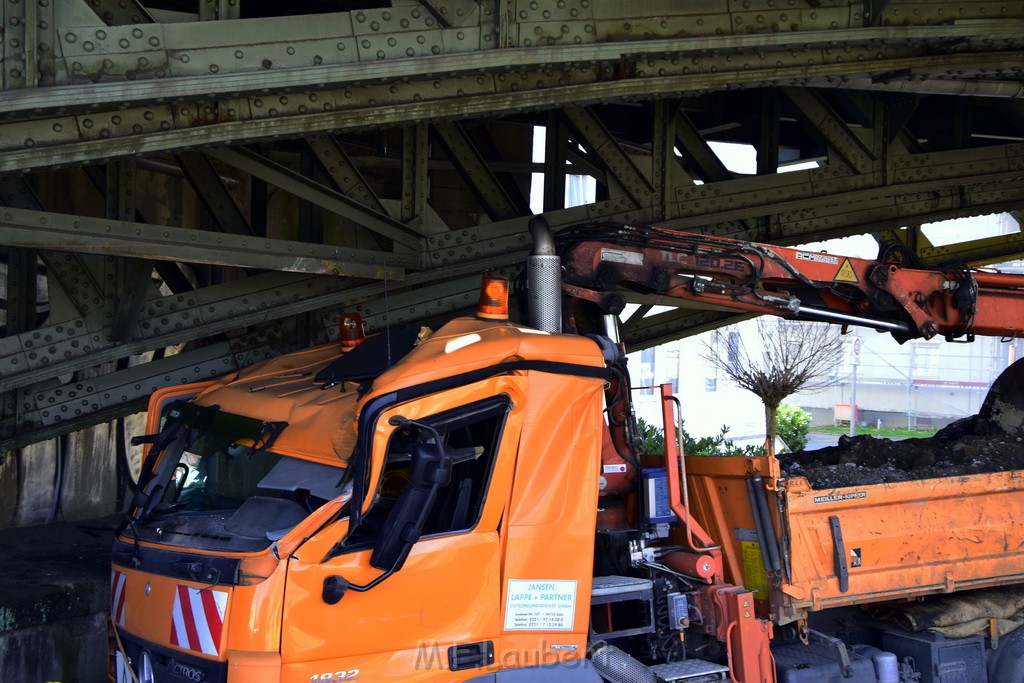 LKW blieb unter Bruecke haengen Koeln Deutz Deutz Muelheimerstr P152.JPG - Miklos Laubert